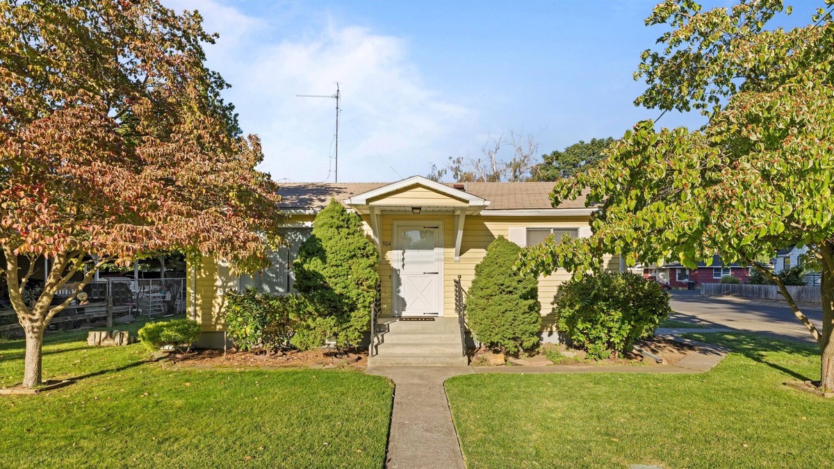 Walla Walla East House | This house is a 2 bedroom(s), 1.5 bathrooms, located in Walla Walla, WA.