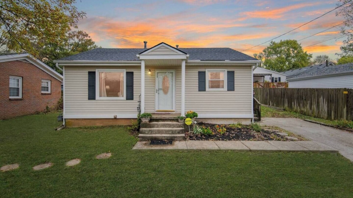 Georgetown House | This house is a 2 bedroom(s), 1 bathrooms, located in Georgetown, KY.