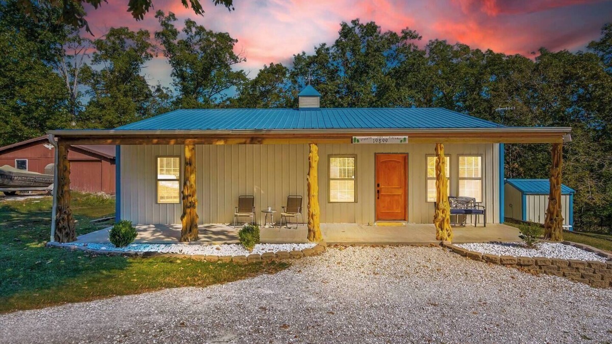 Dunnegan House | This house is a 2 bedroom(s), 2 bathrooms, located in Fair Play, MO.