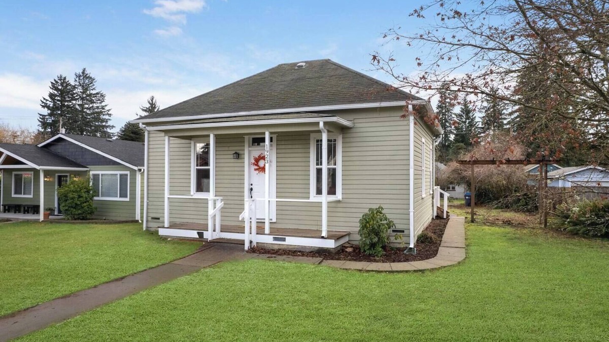 Olympia House | This house is a 2 bedroom(s), 1 bathrooms, located in Olympia, WA.