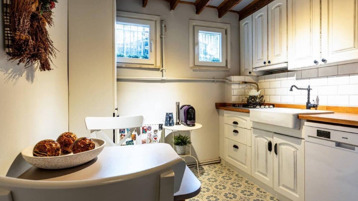 Balat House | This house is a 2 bedroom(s), 2 bathrooms, located in Fatih, İstanbul.