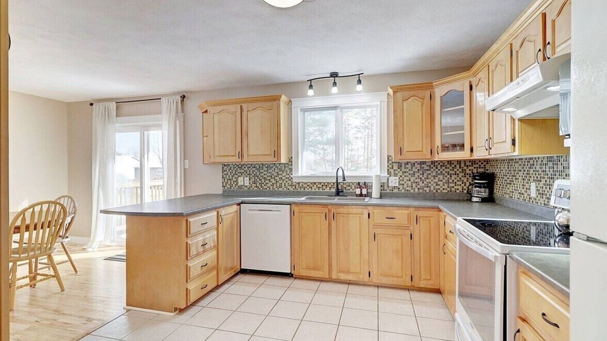 Fredericton House | This house is a 3 bedroom(s), 2 bathrooms, located in Fredericton, NB.
