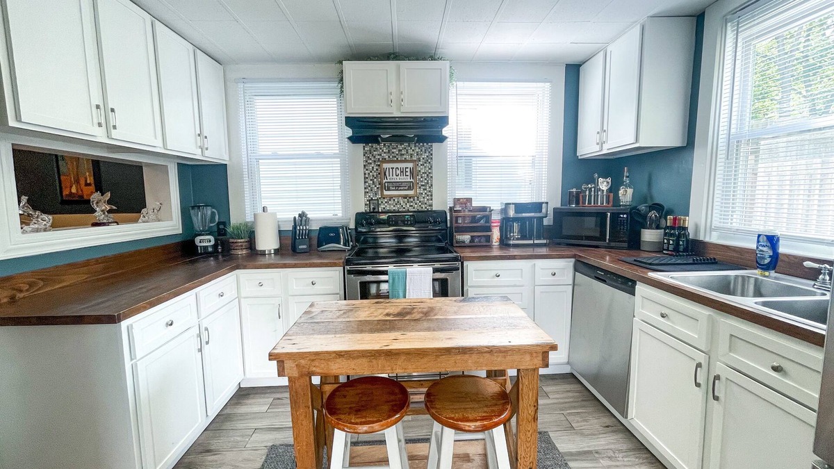 Winchester House | This house is a 3 bedroom(s), 2 bathrooms, located in Winchester, KY.