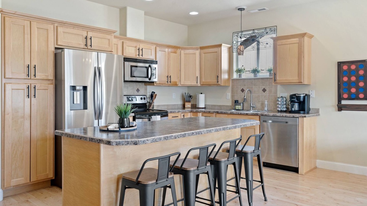 West Longview House | This house is a 3 bedroom(s), 2 bathrooms, located in Longview, WA.