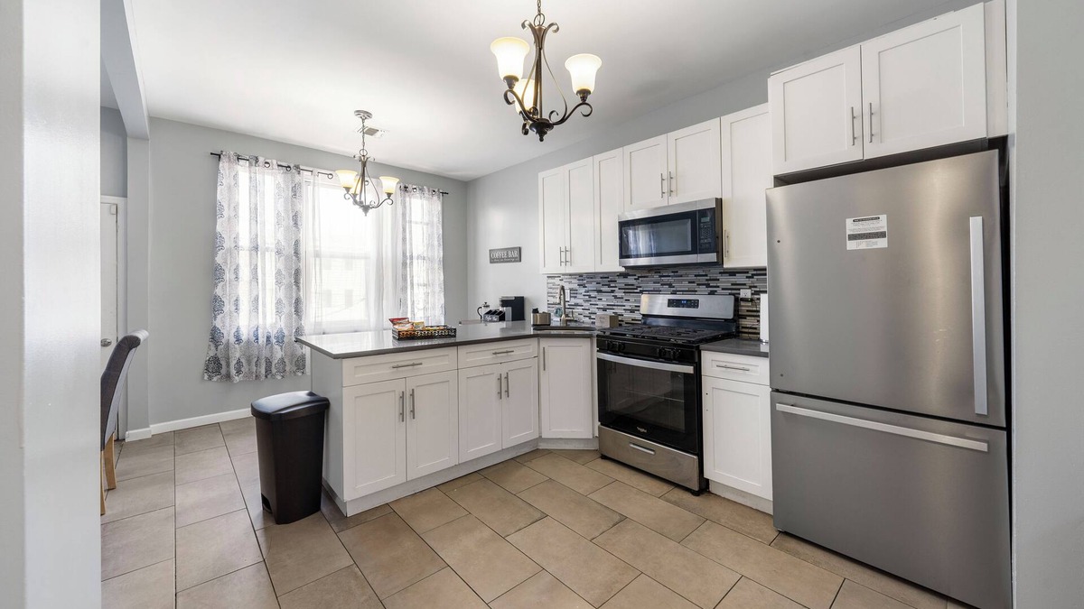 Constable Hook House | This house is a 3 bedroom(s), 1 bathrooms, located in Bayonne, NJ.