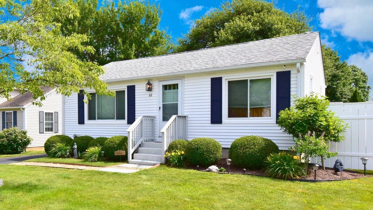 Narragansett House | This house is a 3 bedroom(s), 1.5 bathrooms, located in Narragansett, RI.