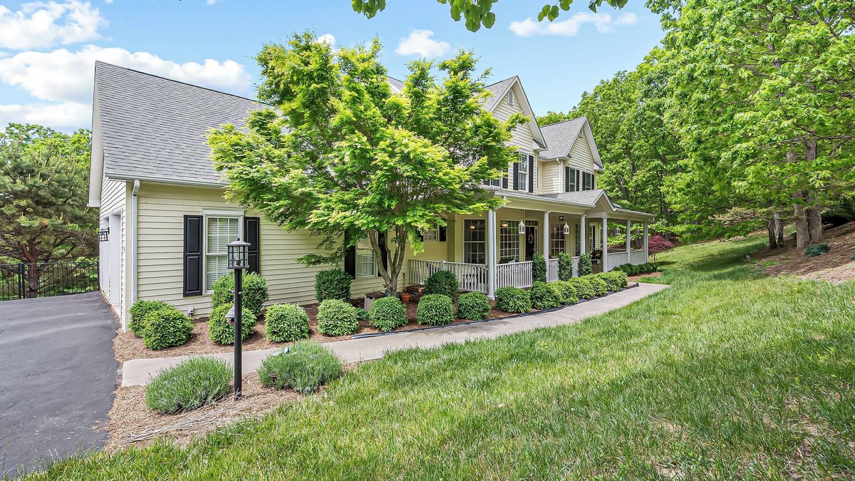 Blacksburg House | This house is a 4 bedroom(s), 4.5 bathrooms, located in Blacksburg, VA.