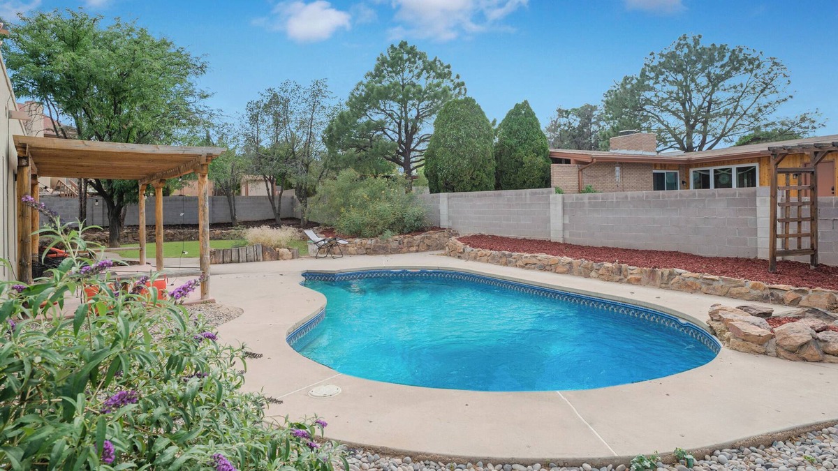 Paradise Hills Civic House | This house is a 5 bedroom(s), 3.5 bathrooms, located in Albuquerque, NM.