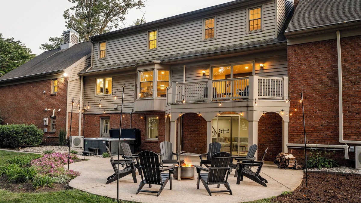New Holland House | This house is a 5 bedroom(s), 3 bathrooms, located in New Holland, PA.