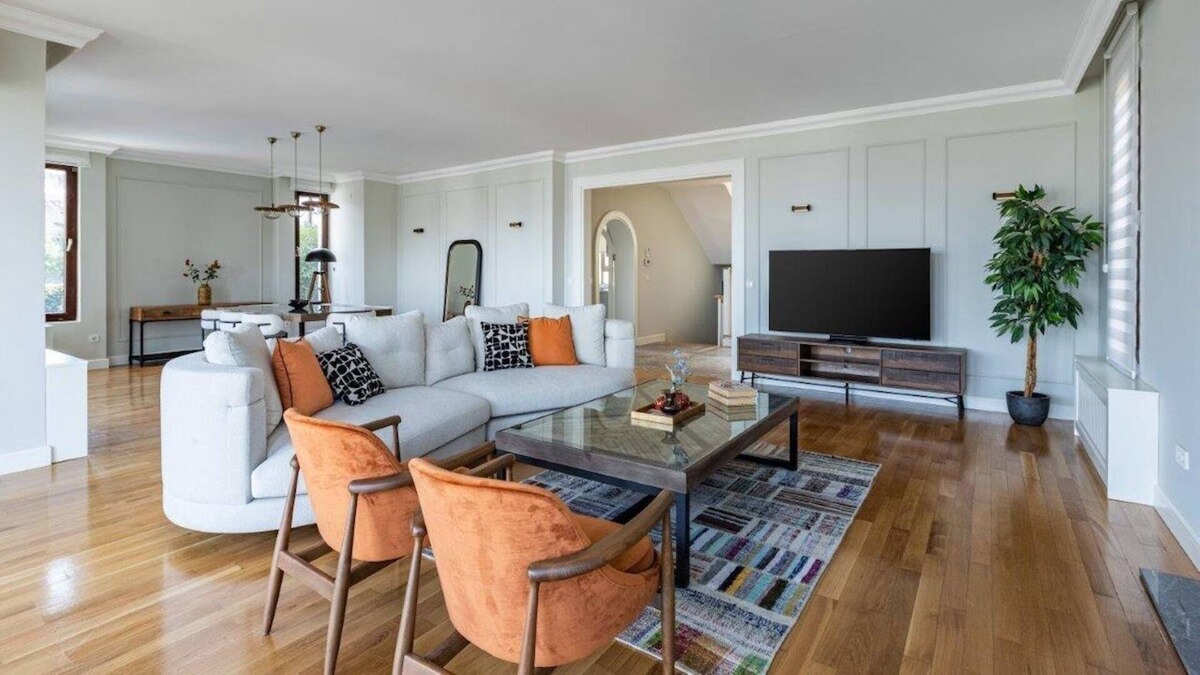 Tarabya Mahallesi House | This house is a 5 bedroom(s), 4.5 bathrooms, located in Sarıyer, İstanbul.