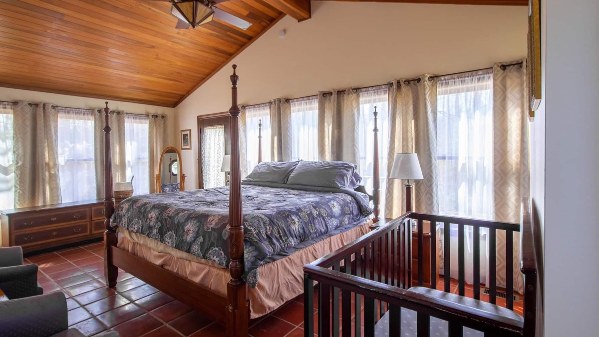 Bloomington House | This house is a 6 bedroom(s), 3.5 bathrooms, located in Bloomington, IN.