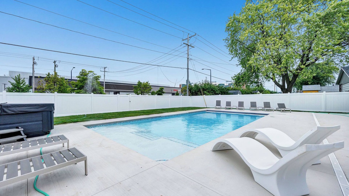 Green Bay House | This house is a 6 bedroom(s), 3 bathrooms, located in Green Bay, WI.
