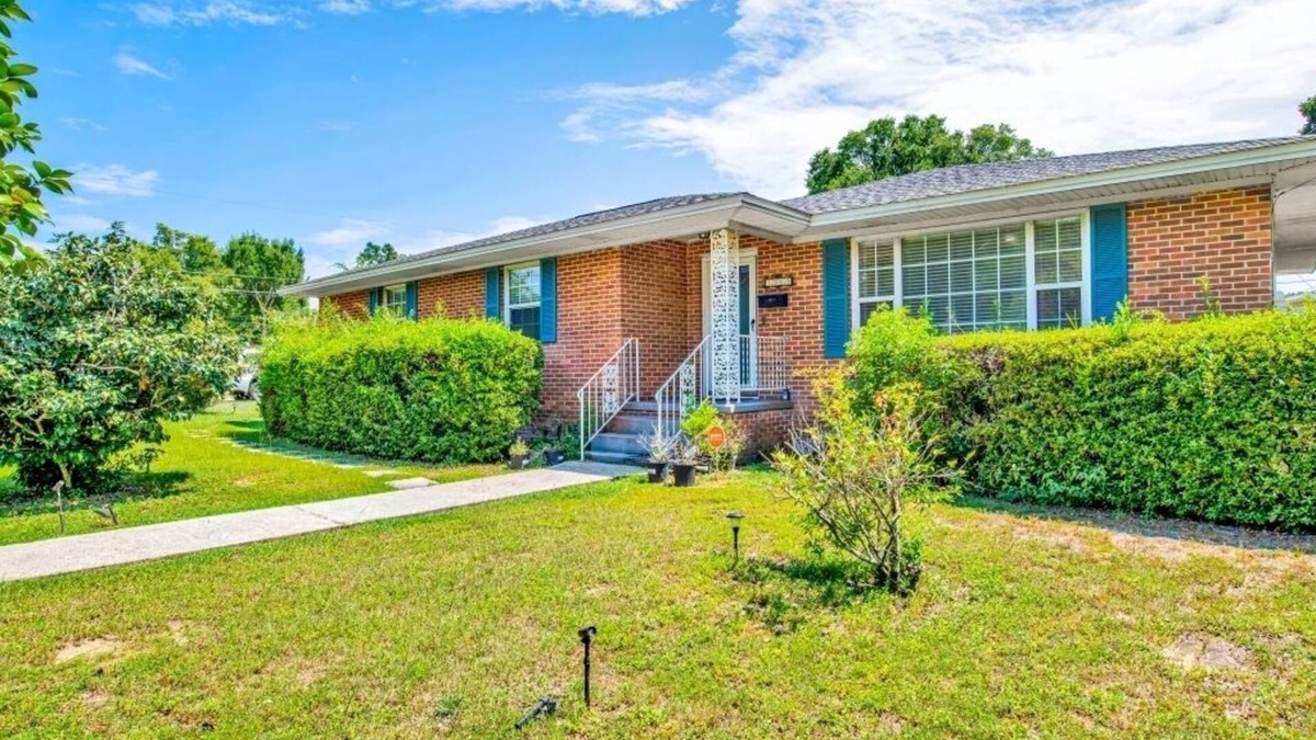 East Pensacola Heights House | This house is a 6 bedroom(s), 3 bathrooms, located in Pensacola, FL.