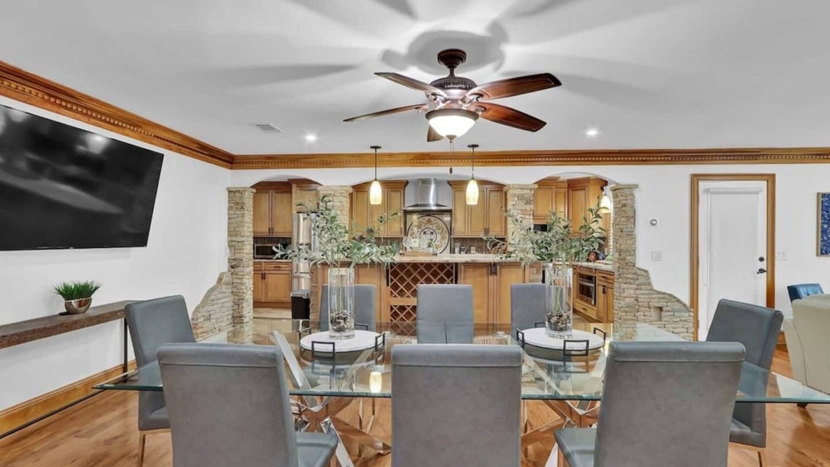 North Brookhaven House | This house is a 6 bedroom(s), 4 bathrooms, located in Atlanta, GA.