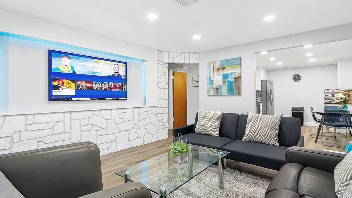 Hollywood House | This house is a 2 bedroom(s), 1 bathrooms, located in Fort Lauderdale, FL.