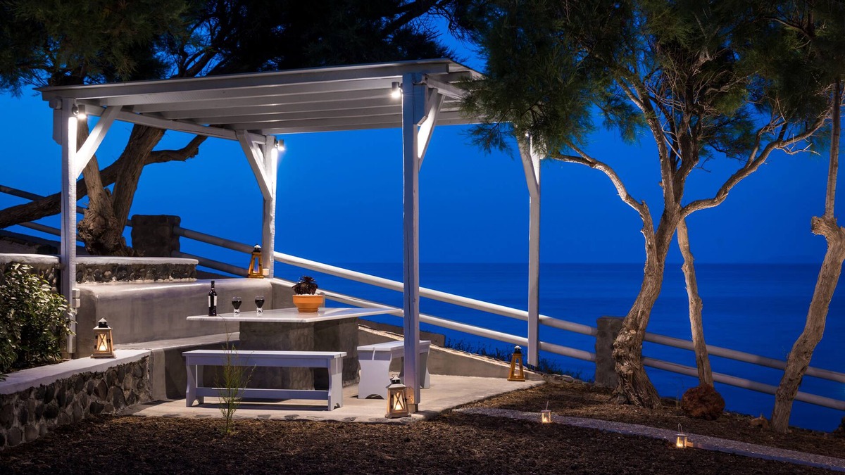 Imerovigli Villa | This immaculate, 80 m^2 and fully equipped Villa invites comfort and tranquility