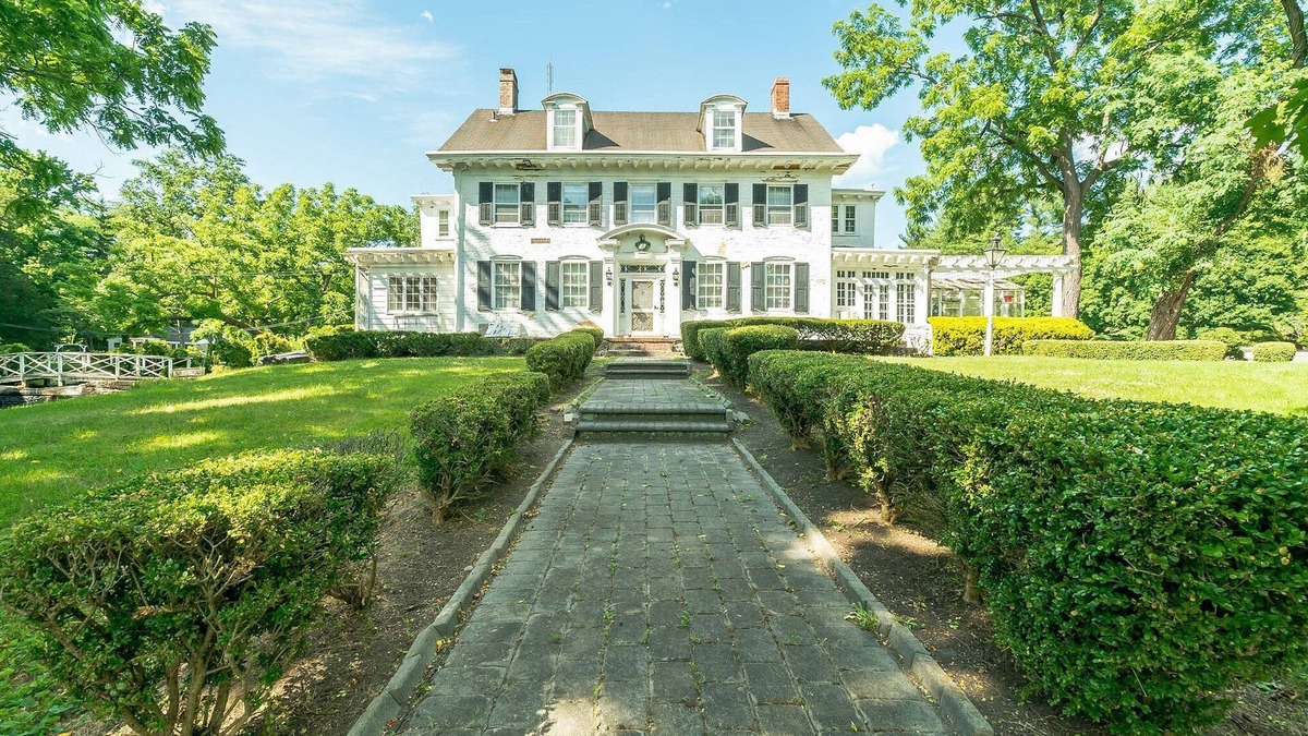 West Trenton Resort | This is a beautiful family-friendly historic mansion on a private lake.