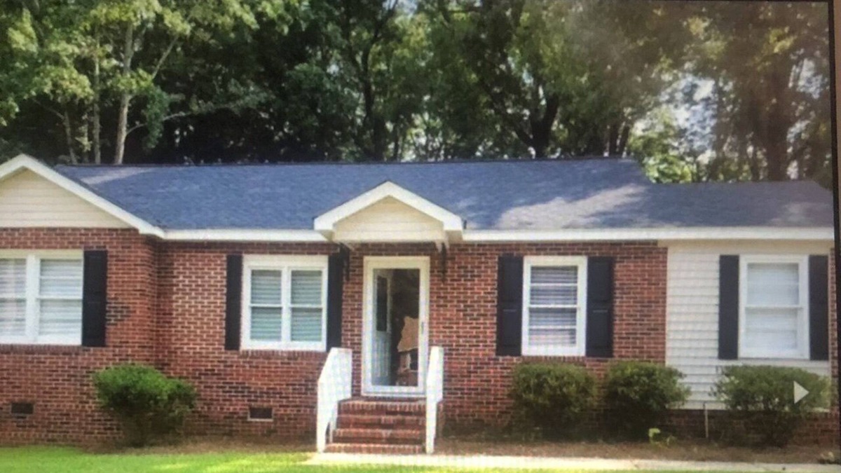 Columbus House | This is a cozy home in a quiet neighborhood. Close to local military base.