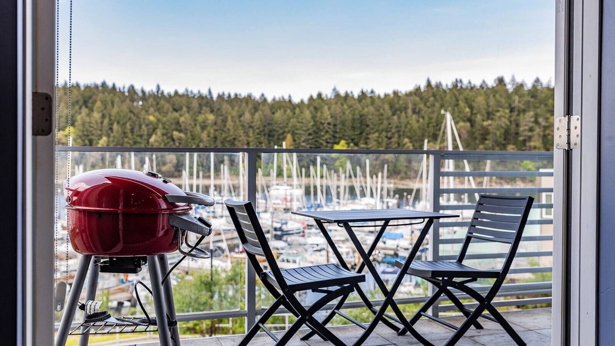 Regional District of Nanaimo Condo | This is the life! 2 bedroom oceanfront condo close to everything.