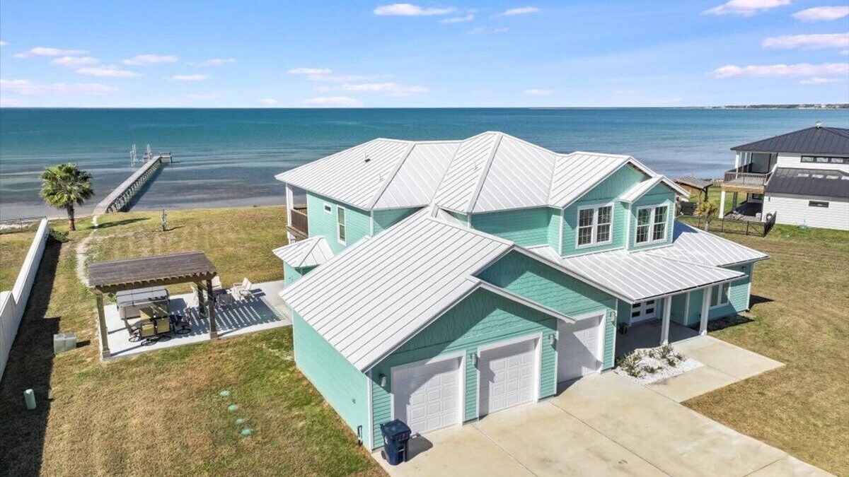 Rockport House | This is your dream house! 2 acres, guest house, beach, pier, hottub and more!