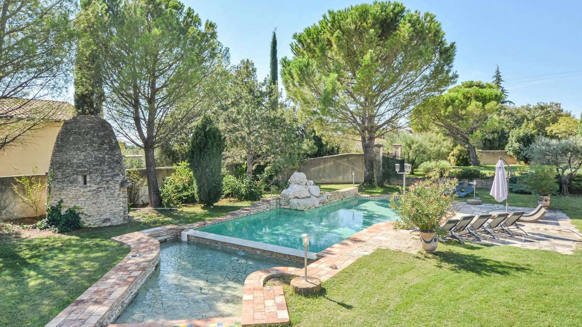 Saint-Pierre-de-Vassols House | This large holiday home with swimming pool is ideal for family holidays.