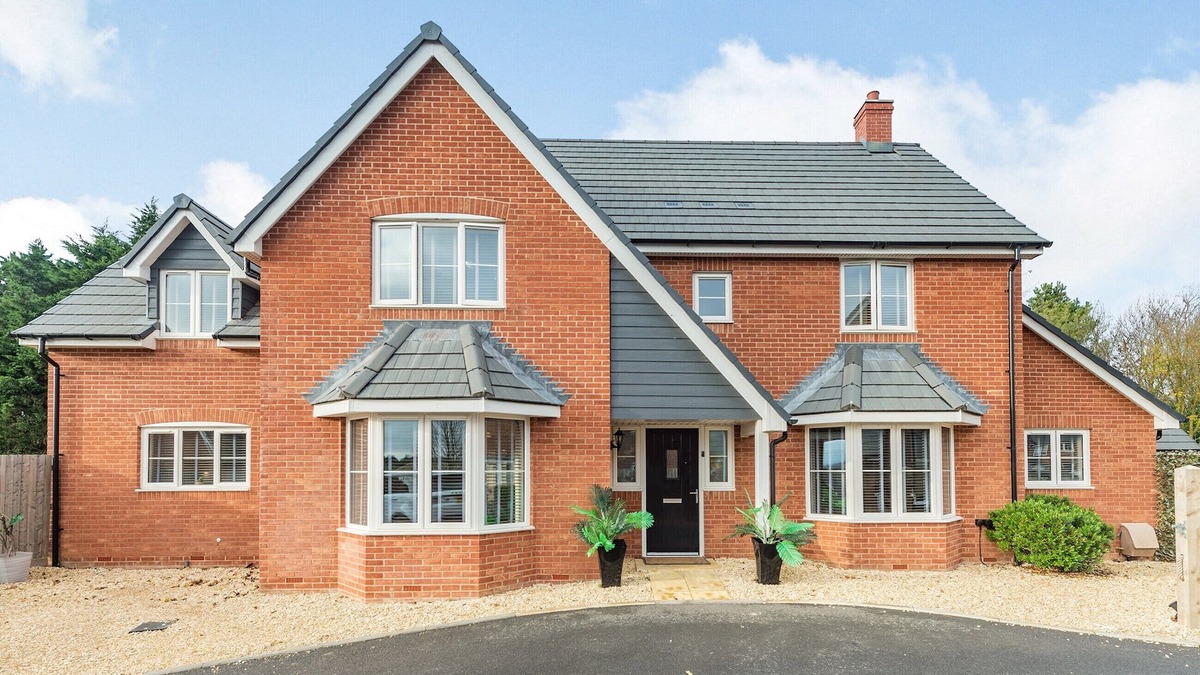 Abingdon Cottage | This large spacious house in a quiet residential area is an ideal getaway for all the family.