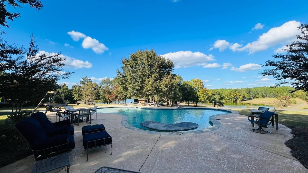 Fort Valley Cabin | This lodge is a 6 bedroom(s), 5.5 bathrooms, located in Fort Valley, GA.