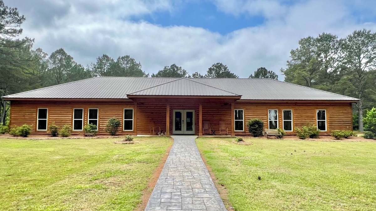 Fort Valley Cabin | This lodge is a 8 bedroom(s), 8.5 bathrooms, located in Fort Valley, GA.