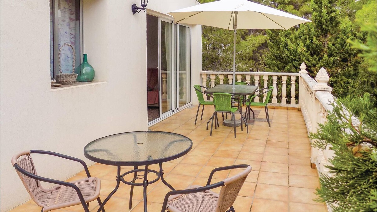 Torrent House | This lovely cottage in the countryside is located a few kilometers from supermarkets, shopping cente