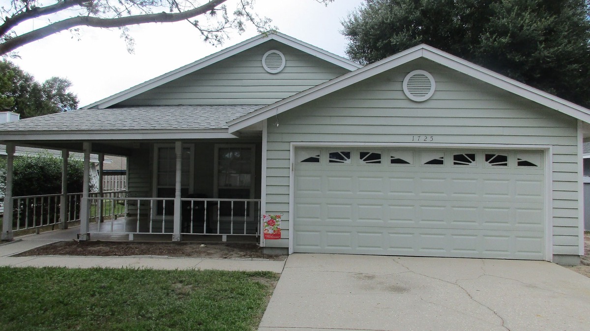 Mount Dora House | This Mt Dora home is ready for you! Fireplace/Front Porch Swing/Internet