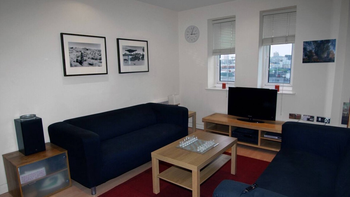 Stratford and New Town Apartment | This one's got a gym, sauna and a steam room!