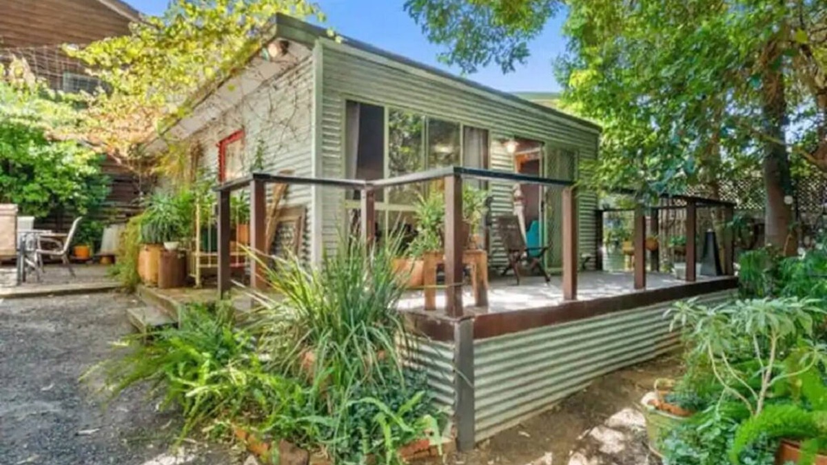 Corowa Apartment | This pet friendly retreat is excellent to relax over looking a "rain forest".