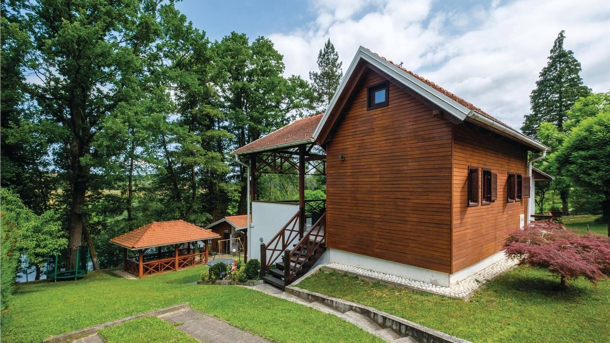 Glina House | This pretty little cottage is located in a quiet village very close to the river Kupa and is surroun