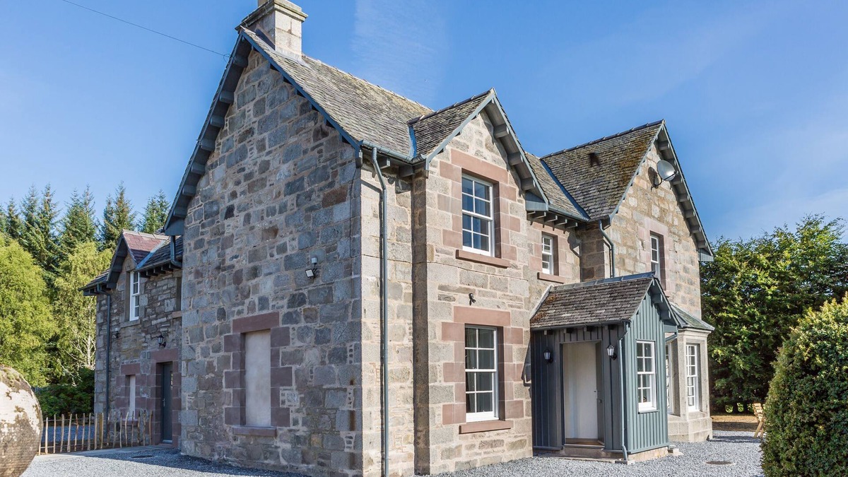 Calvine Apartment | This recently renovated farmhouse features two spacious bedroomed apartments that can be joined to g