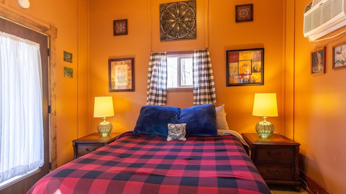 Bloomington Apartment | This room is a 1 bedroom(s), 1 bathrooms, located in Bloomington, IN.