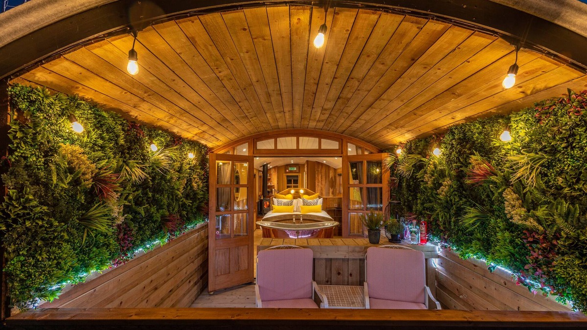Wichenford Cabin | This Shepherd Hut is the ultimate couples retreat with roll top copper bath tub