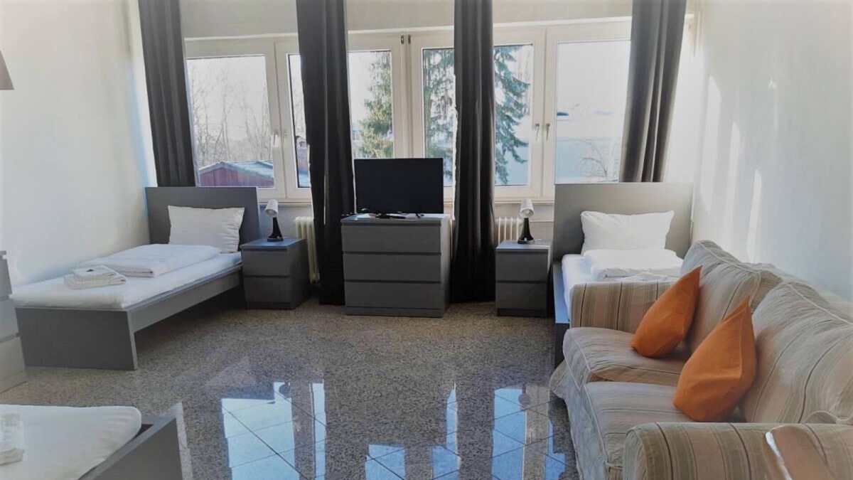 Bramfeld Apartment | This space miracle in our apartment house Haldesdorfer Straße perfectly matches your needs. The old ceilings of the apartment are preserved, so it brings the charm between old and new in perfect harmony and creates a cozy atmosphere