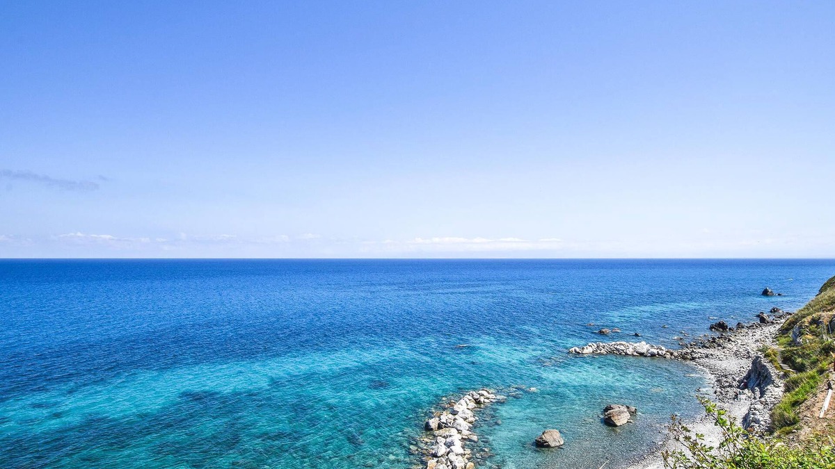 Motta San Giovanni House | This spacious and bright apartment with sea view is furnished in original Italian style.
