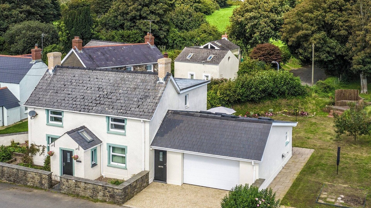 Haverfordwest Cottage | This spacious family home with glorious wood burner has all year round charm.