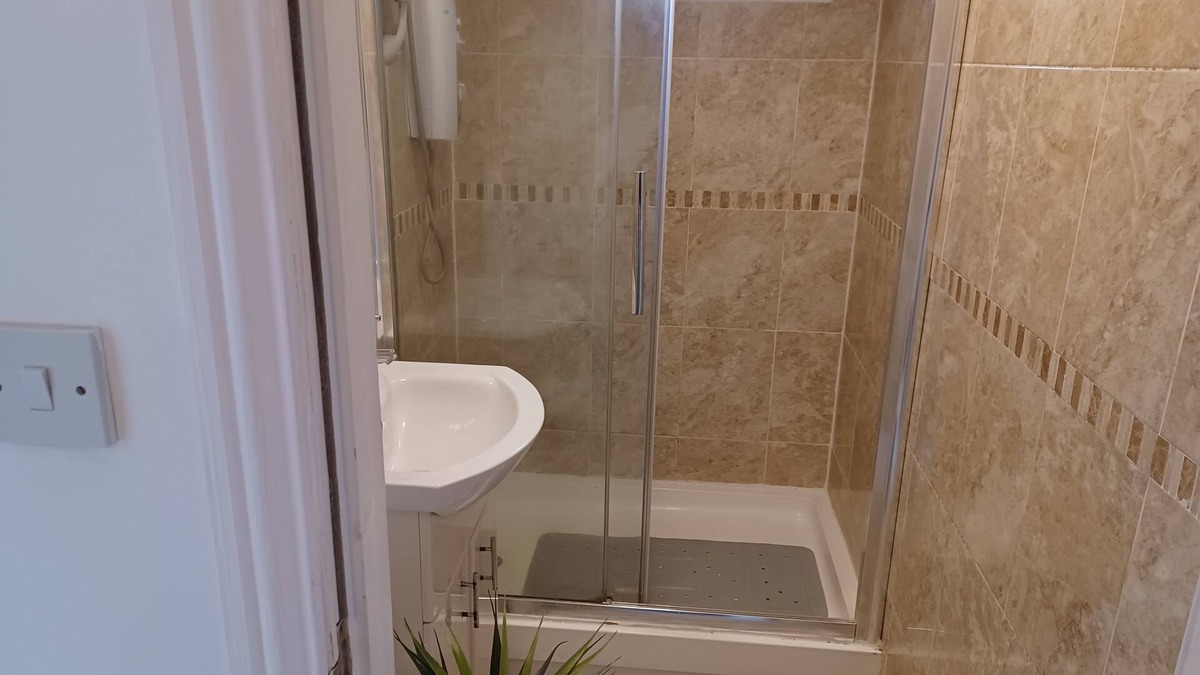 Gillingham Apartment | This spacious place is close to everything to make your stay meaningful. l