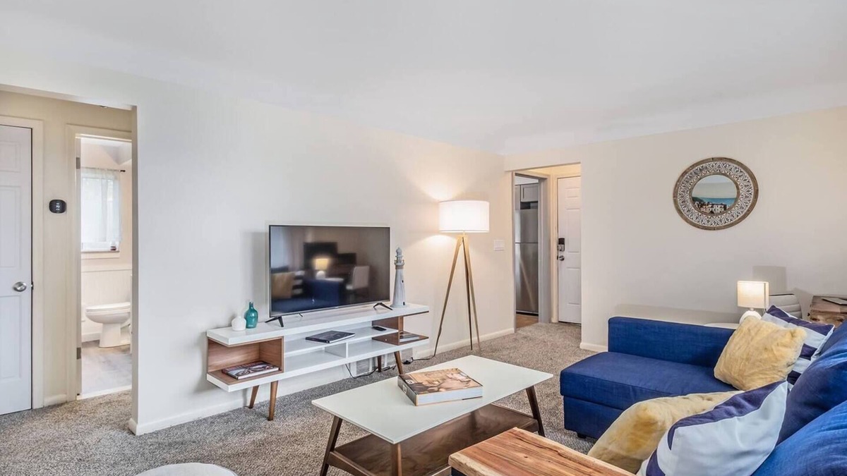 Jefferson Chalmers Apartment | This spacious upper level apartment has been fully updated for your comfort and enjoyment
