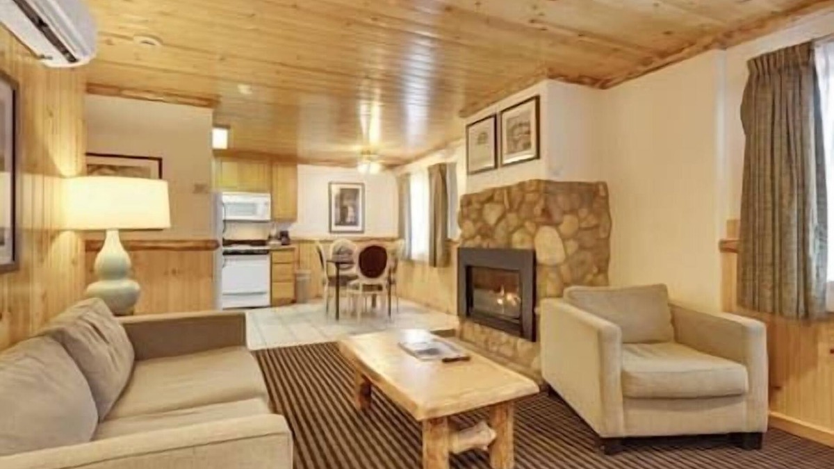 South Lake Tahoe House | This Spacious 2 Bedroom 1 Bath Townhouse in South Lake Tahoe Sleeps 6