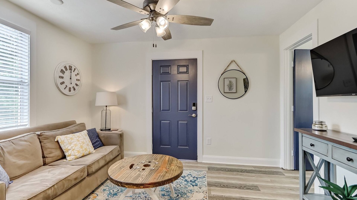 Lakeshore South House | This townhouse is a 1 bedroom(s), 1 bathrooms, located in Jacksonville, FL.
