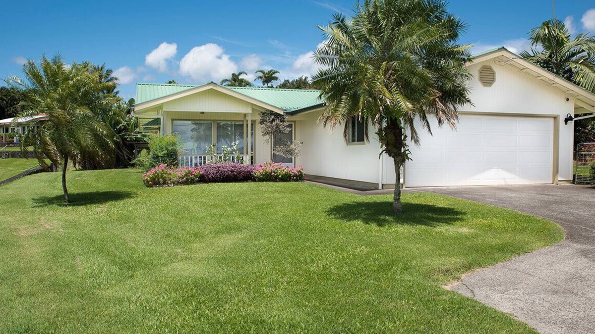 Pepeekeo House | This Tropical Bungalow features Air Conditioning and Tempurpedic King Bed