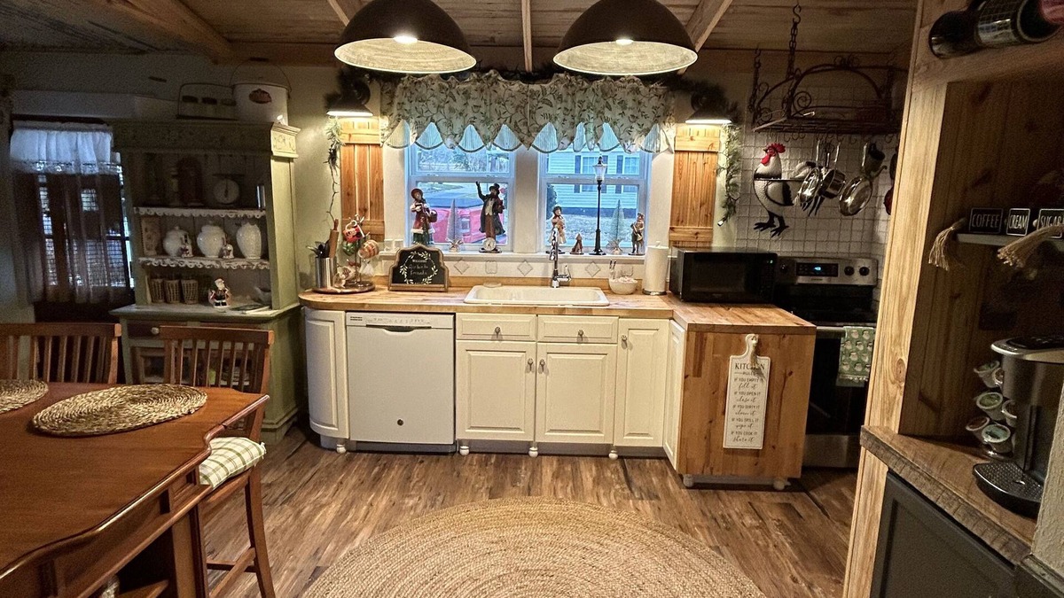 Liberty Cottage | This unique Country Cottage is located close to Clemson, Easley & Greenville.