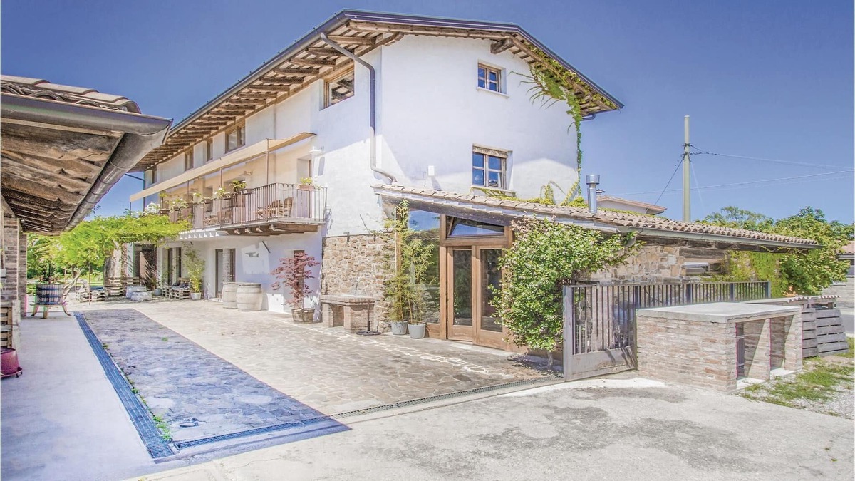 Capriva del Friuli Apartment | This vacation apartment in Capriva del Friuli (province of Gorizia) was obtained from an old stable