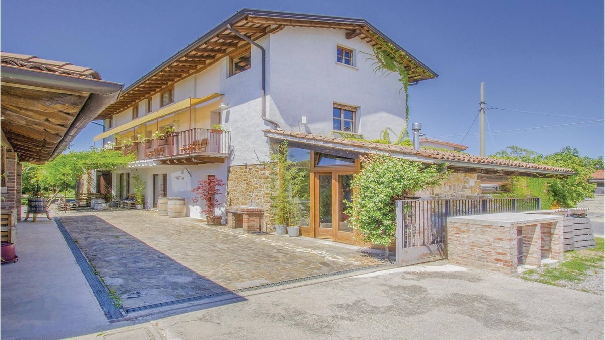 Capriva del Friuli Apartment | This vacation apartment distributed over two floors (the upper one is an attic) in Capriva del Friul