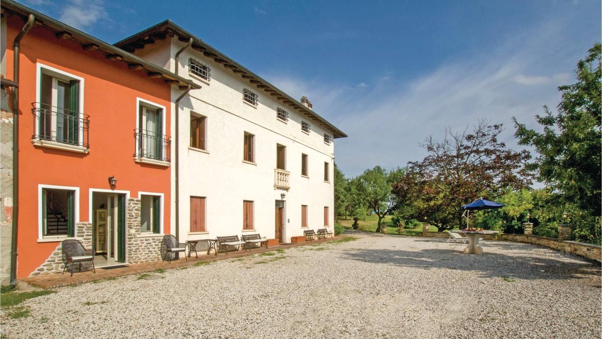Isola Vicentina Apartment | This vacation apartment on two floors is located in a wing of a country house from the 19th century,