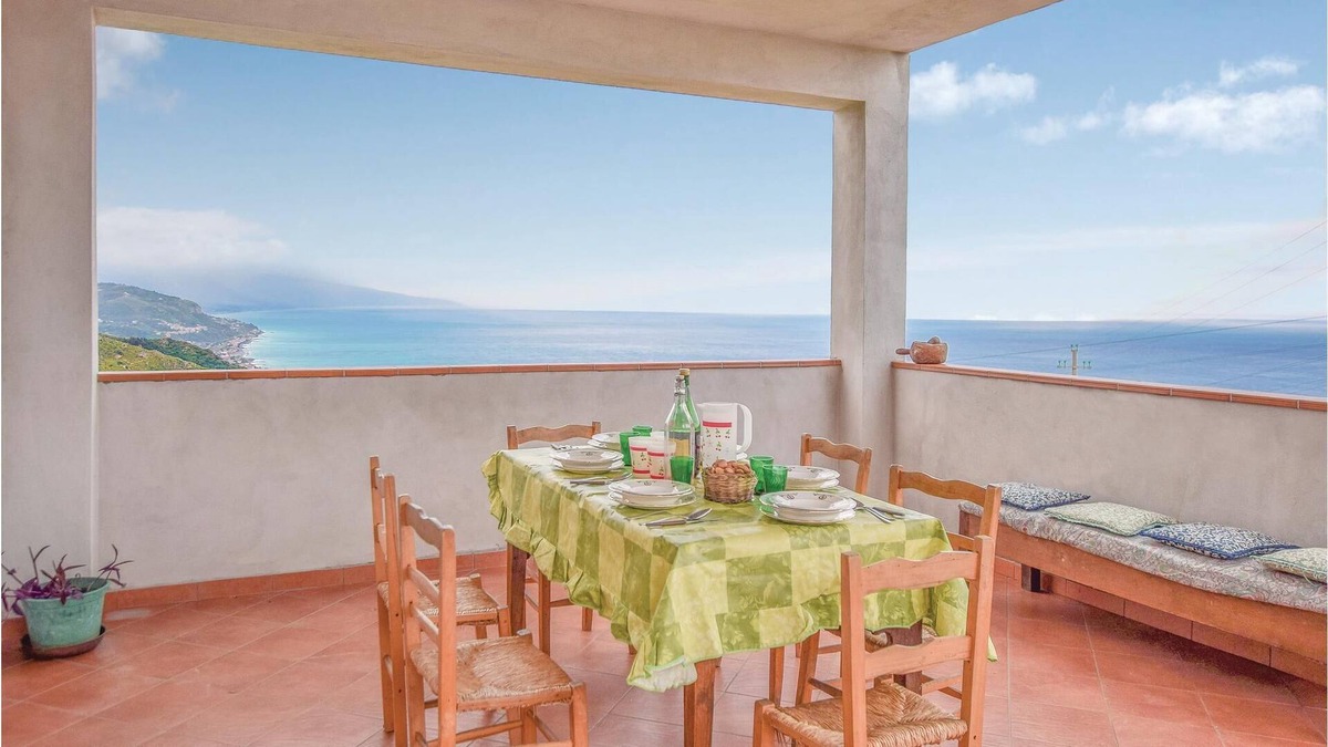 Cetraro Apartment | This vacation apartment is located on the second floor of an old mansion, in a splendid position ove