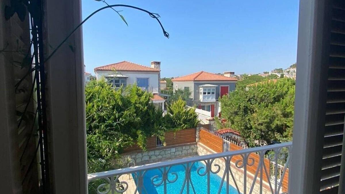 Alacati Villa | This villa is a 4 bedroom(s), 3 bathrooms, located in Çeşme, İzmir.
